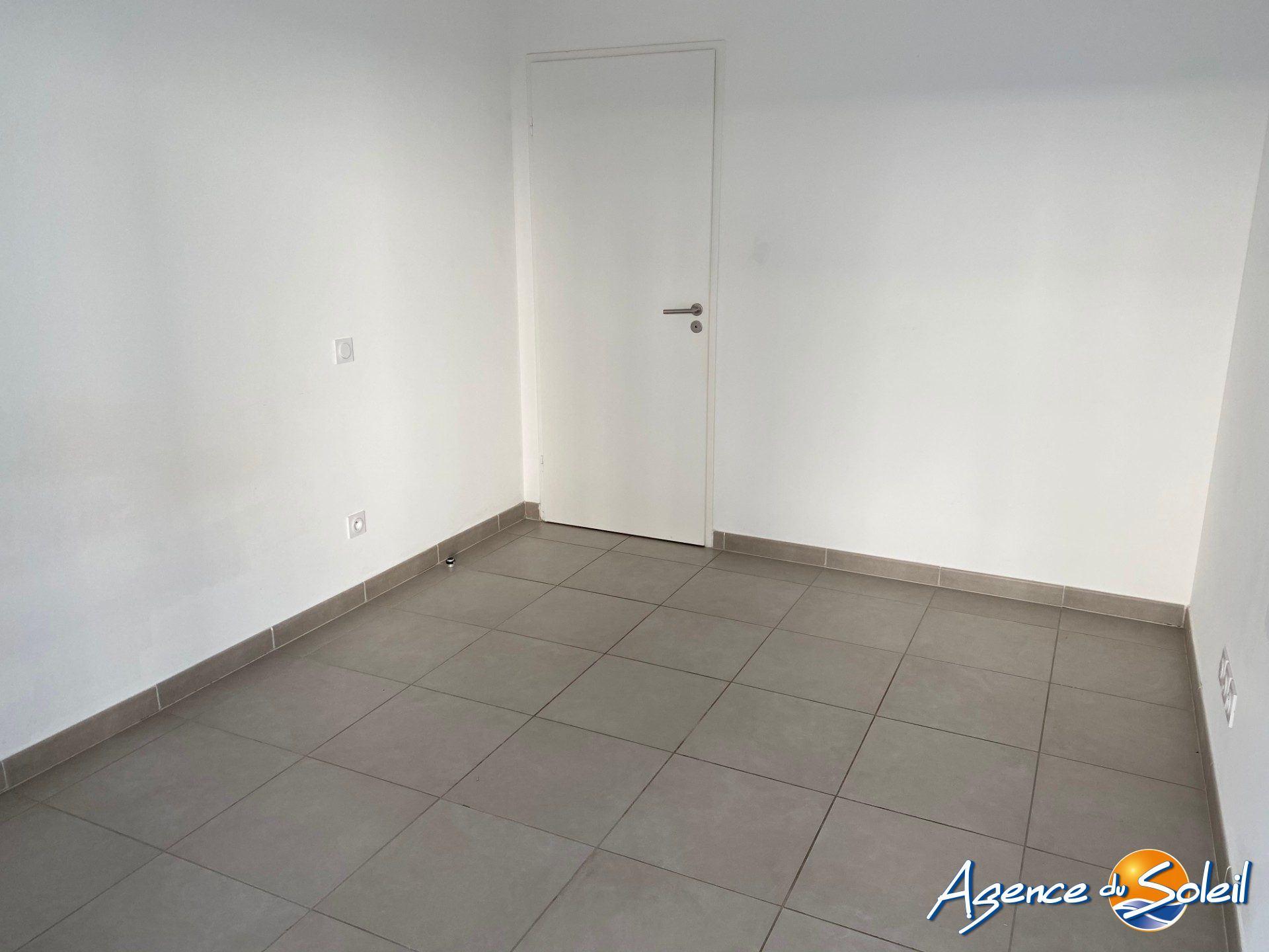 Chambre - Appartement Sérignan (Réf. 09-6965-AGENCEDUSOLEIL)