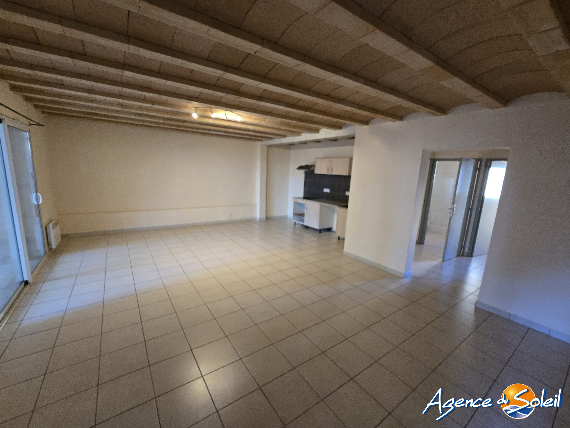 Photo de Agréable T3 dans une cour d'un domaine viticole