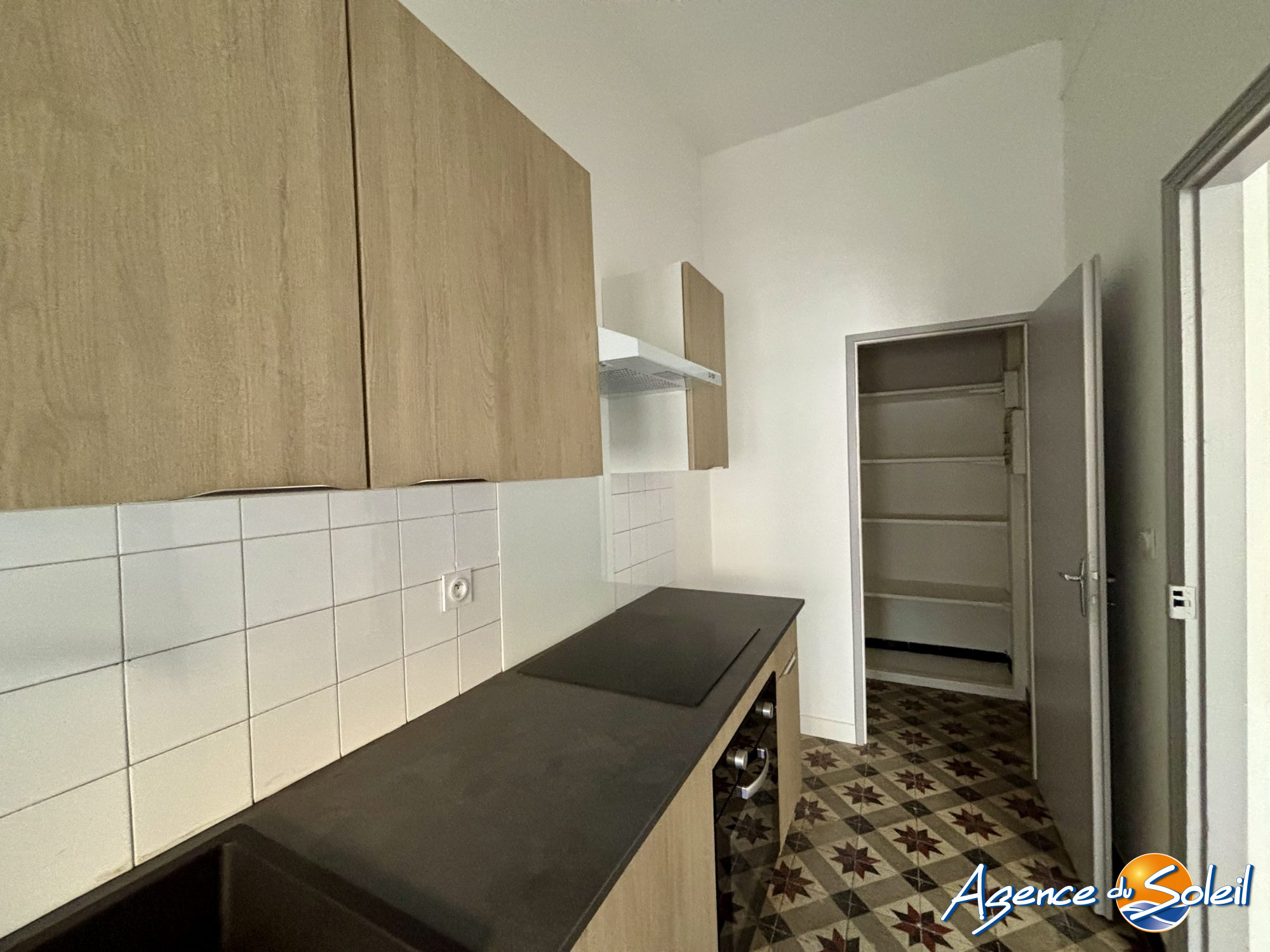 Chambre - Appartement Coursan (Réf. 04-173-AGENCEDUSOLEIL)
