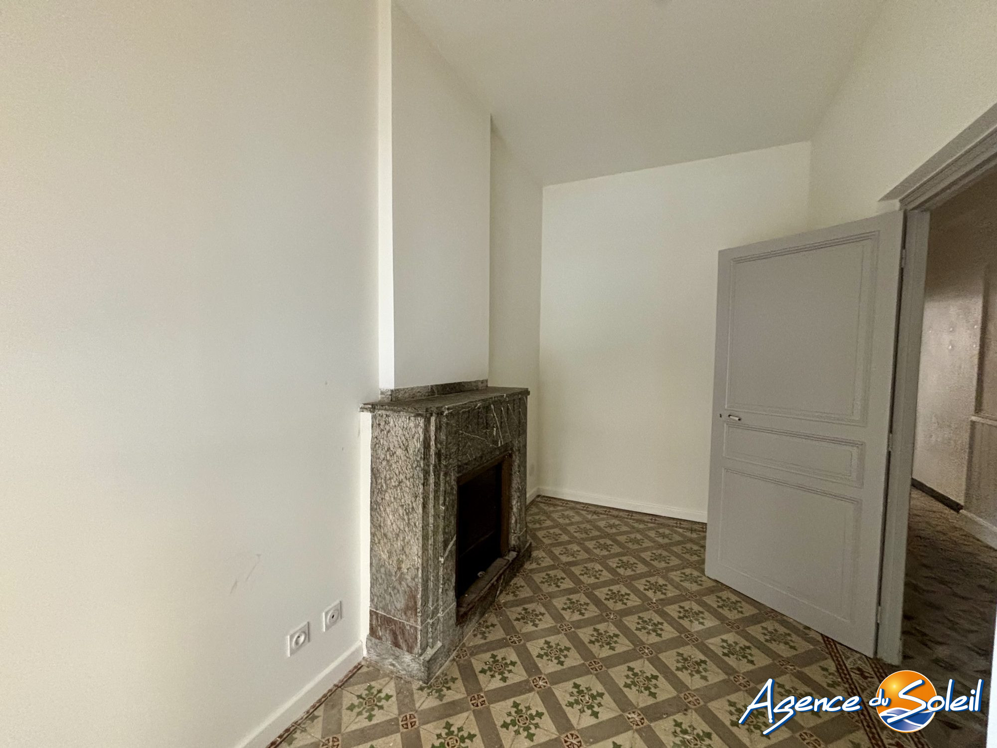 Vue extérieure - Appartement Coursan (Réf. 04-173-AGENCEDUSOLEIL)