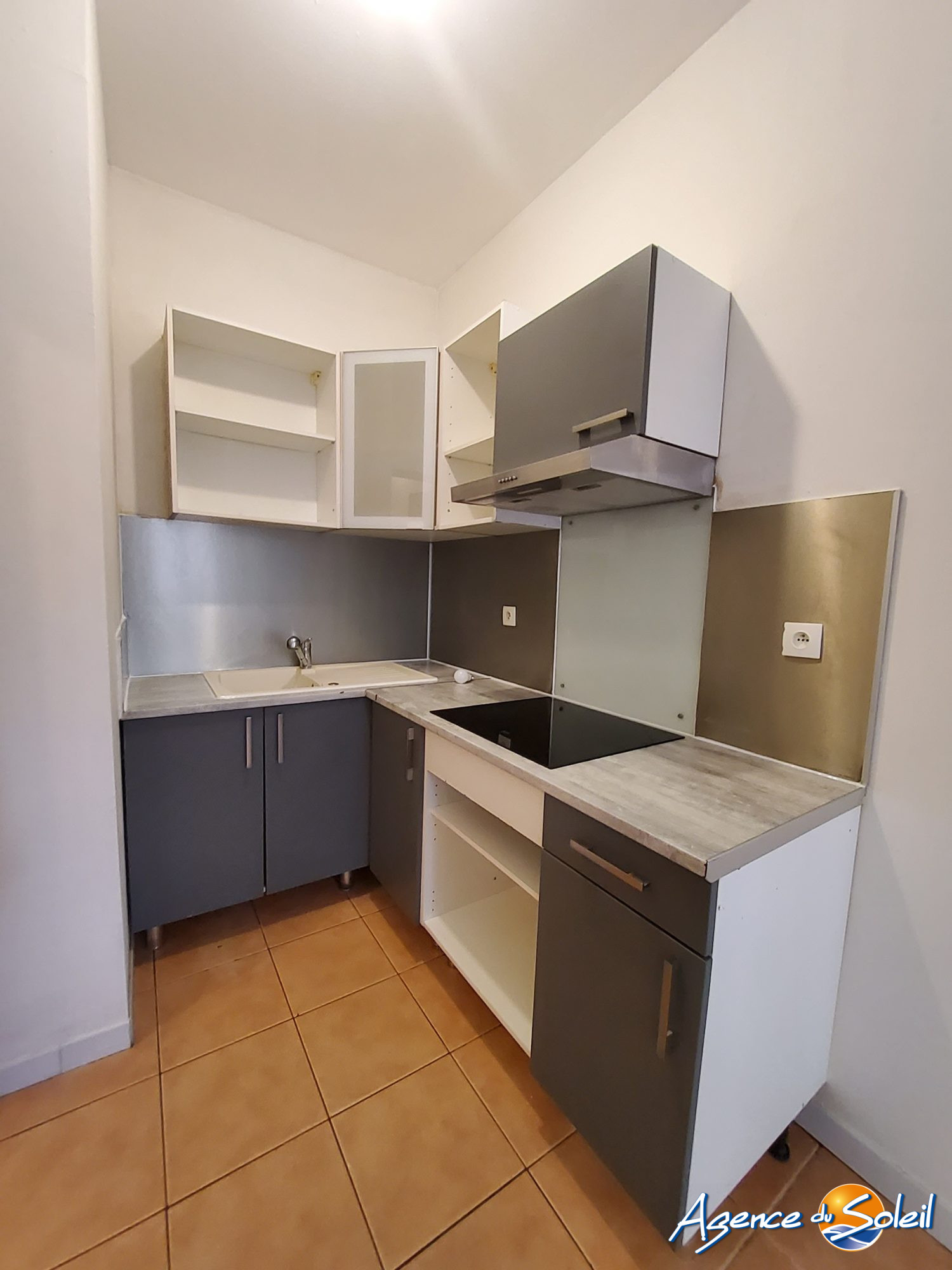 Chambre - Appartement Coursan (Réf. 04-9445-AGENCEDUSOLEIL)