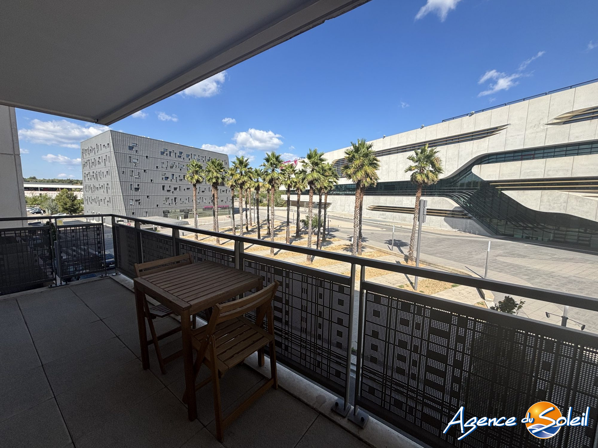 Photo de PIERRE VIVE - GRAND T2 MEUBLE RECENT  AVEC CLIMATISATION ET STATIONNEMENT