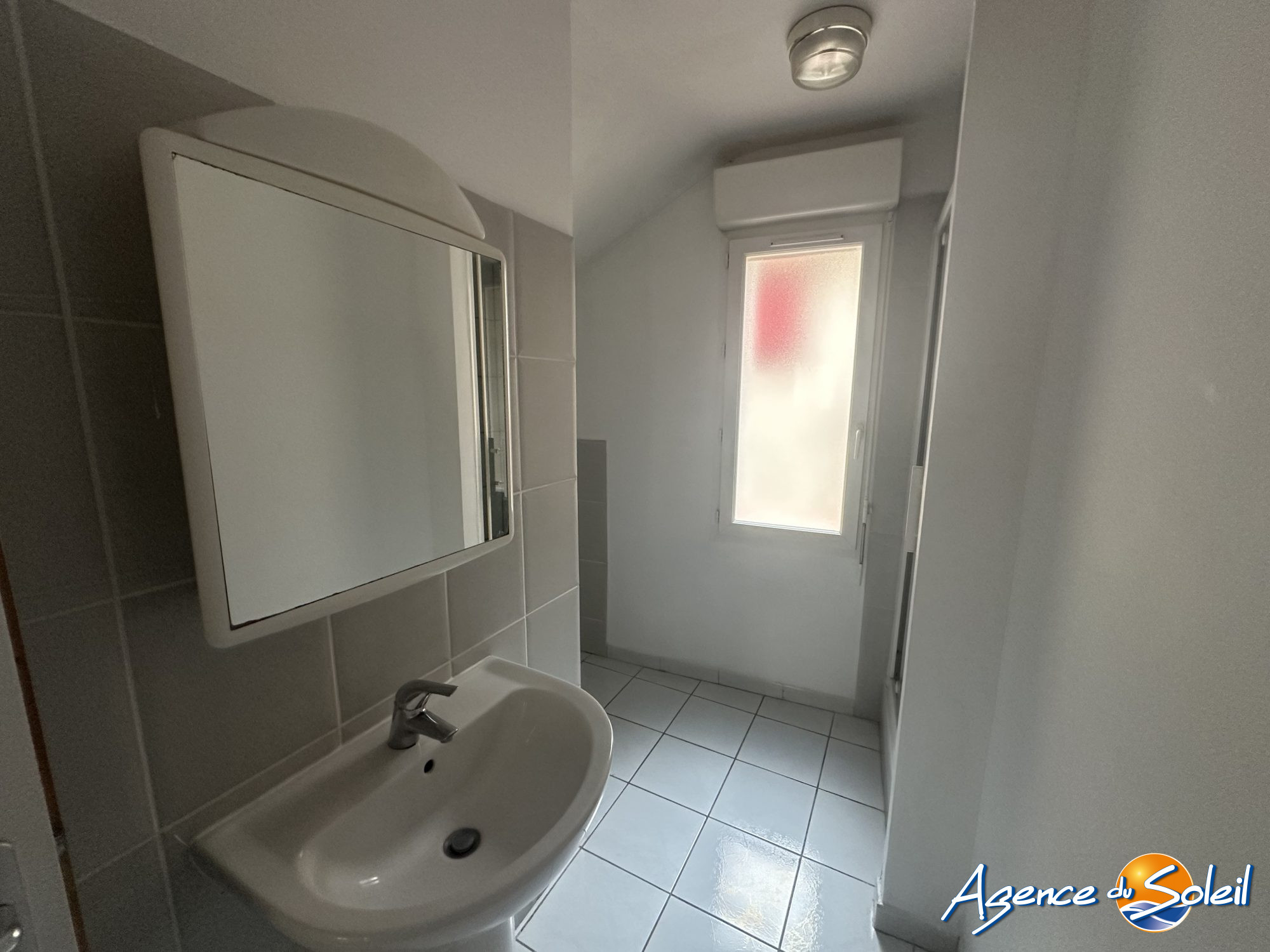 Chambre - Appartement Sigean (Réf. 05 -3513-AGENCEDUSOLEIL)