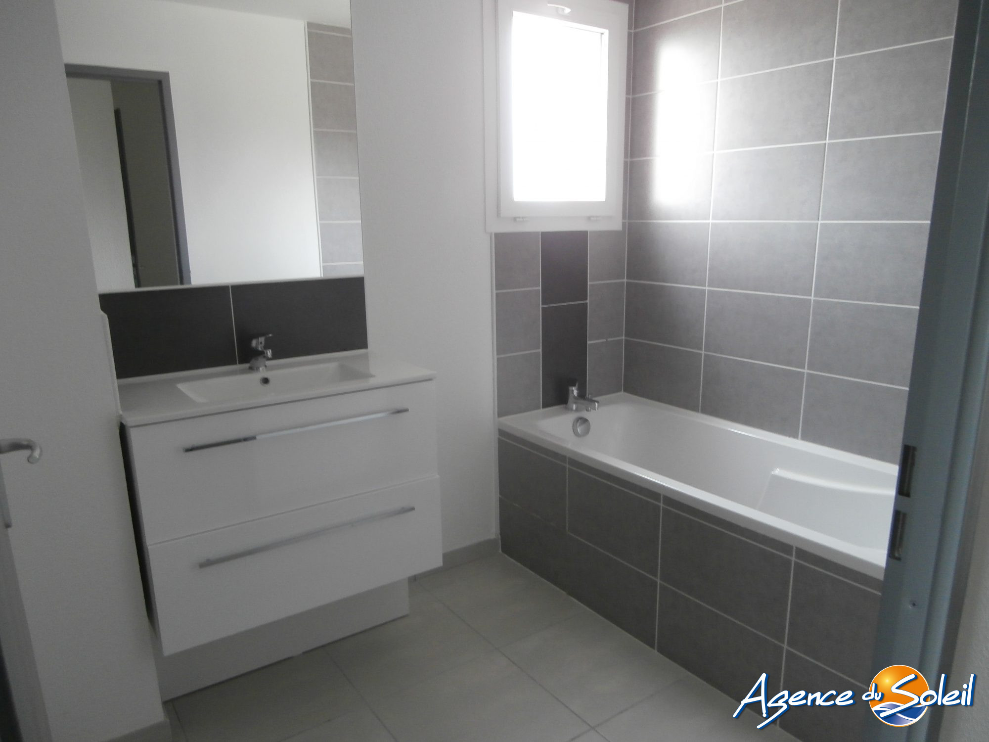 Salle de bain - Appartement Sauvian (Réf. 09-6568-AGENCEDUSOLEIL)