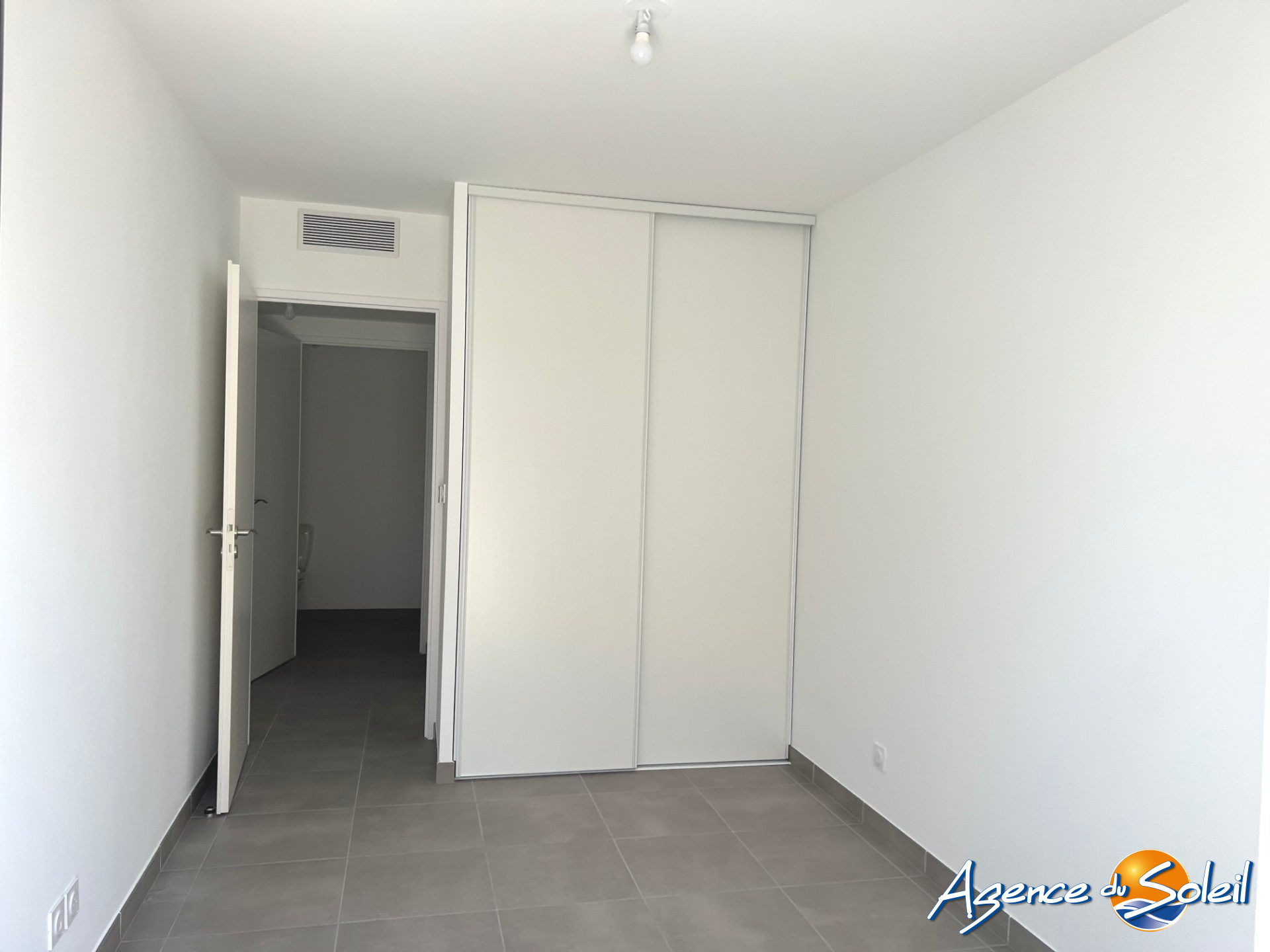 Chambre - Appartement Marseillan (Réf. 09-7468-AGENCEDUSOLEIL)