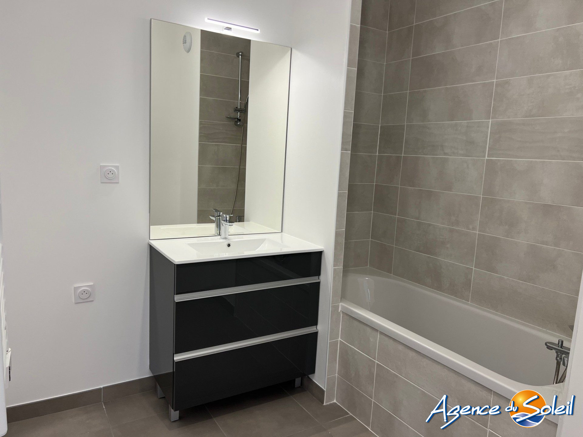 Vue extérieure - Appartement Marseillan (Réf. 09-7468-AGENCEDUSOLEIL)