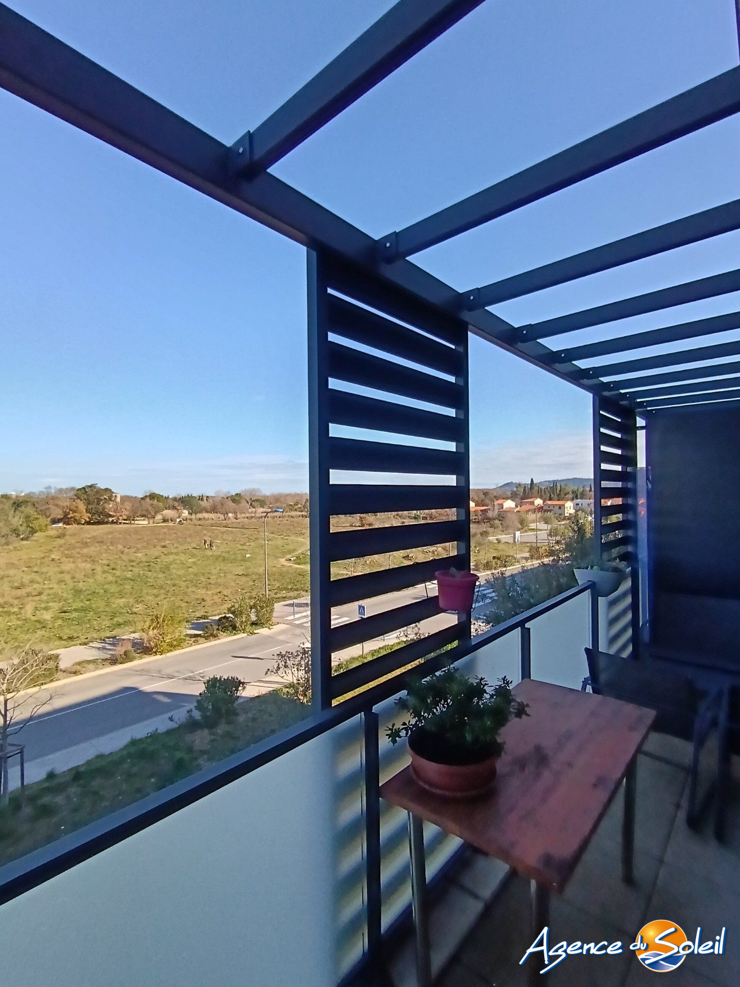 Photo de APPARTEMENT T3 / 2 CHAMBRES / TERRASSE / 2 PARKINS