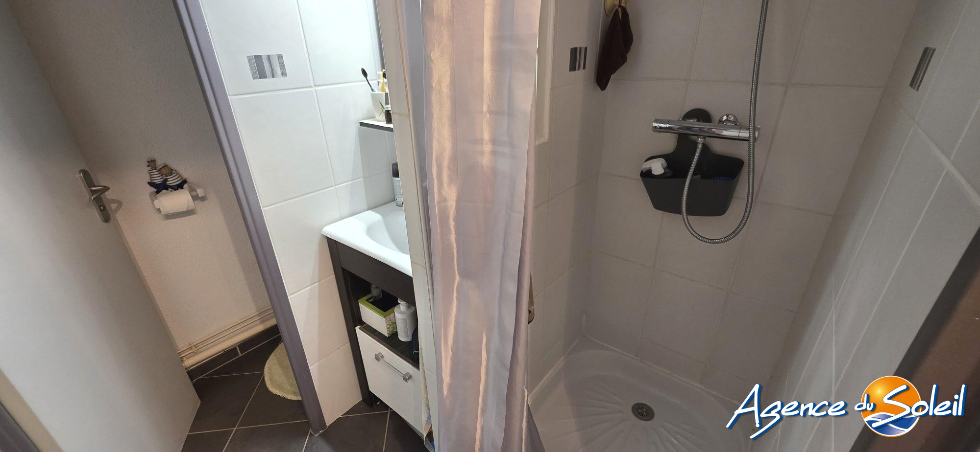 Salle de bain - Appartement Saint-Pierre-la-Mer (Réf. 23-11728-AGENCEDUSOLEIL)