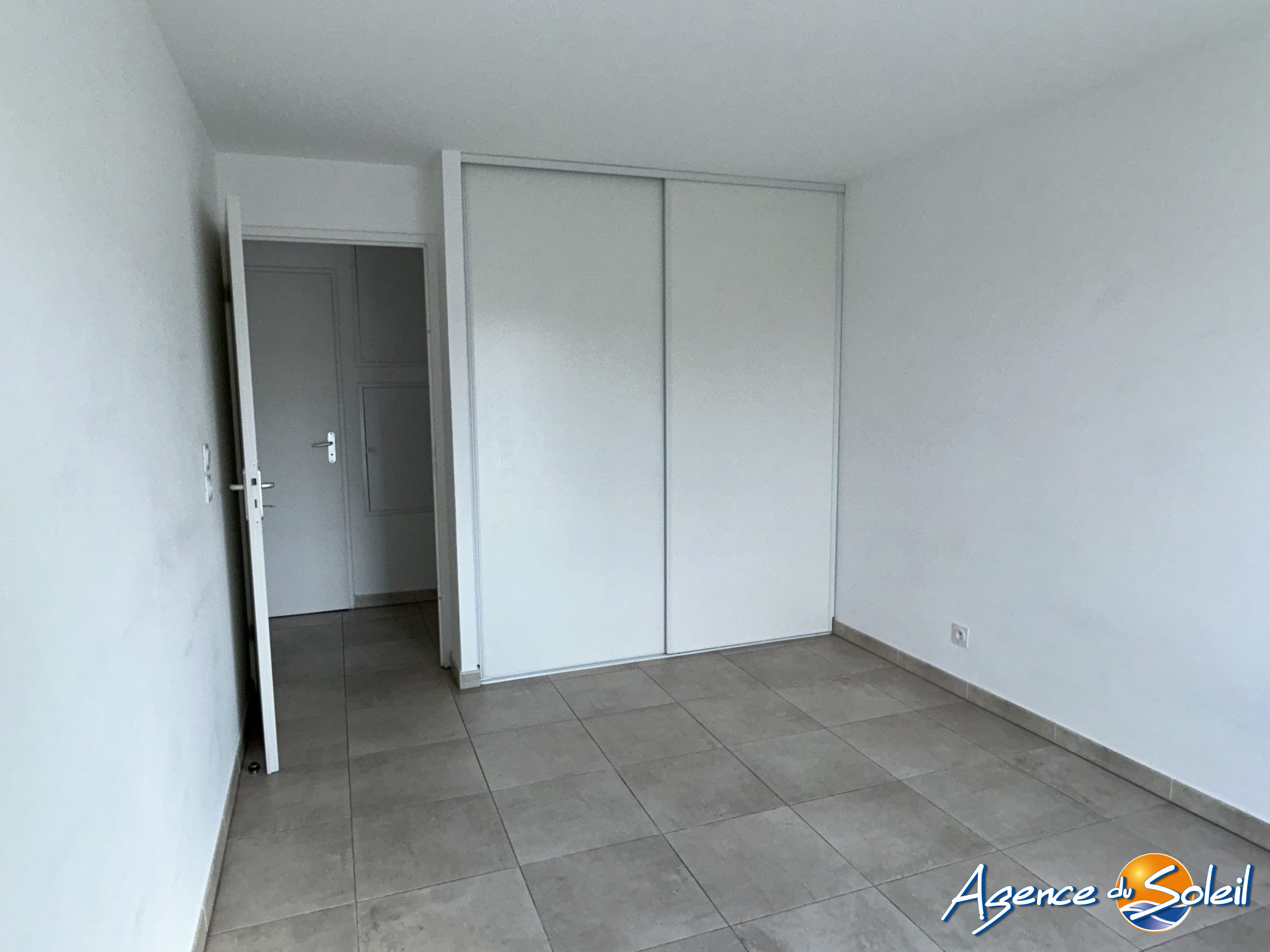 Chambre - Appartement Sauvian (Réf. 36-11513-AGENCEDUSOLEIL)