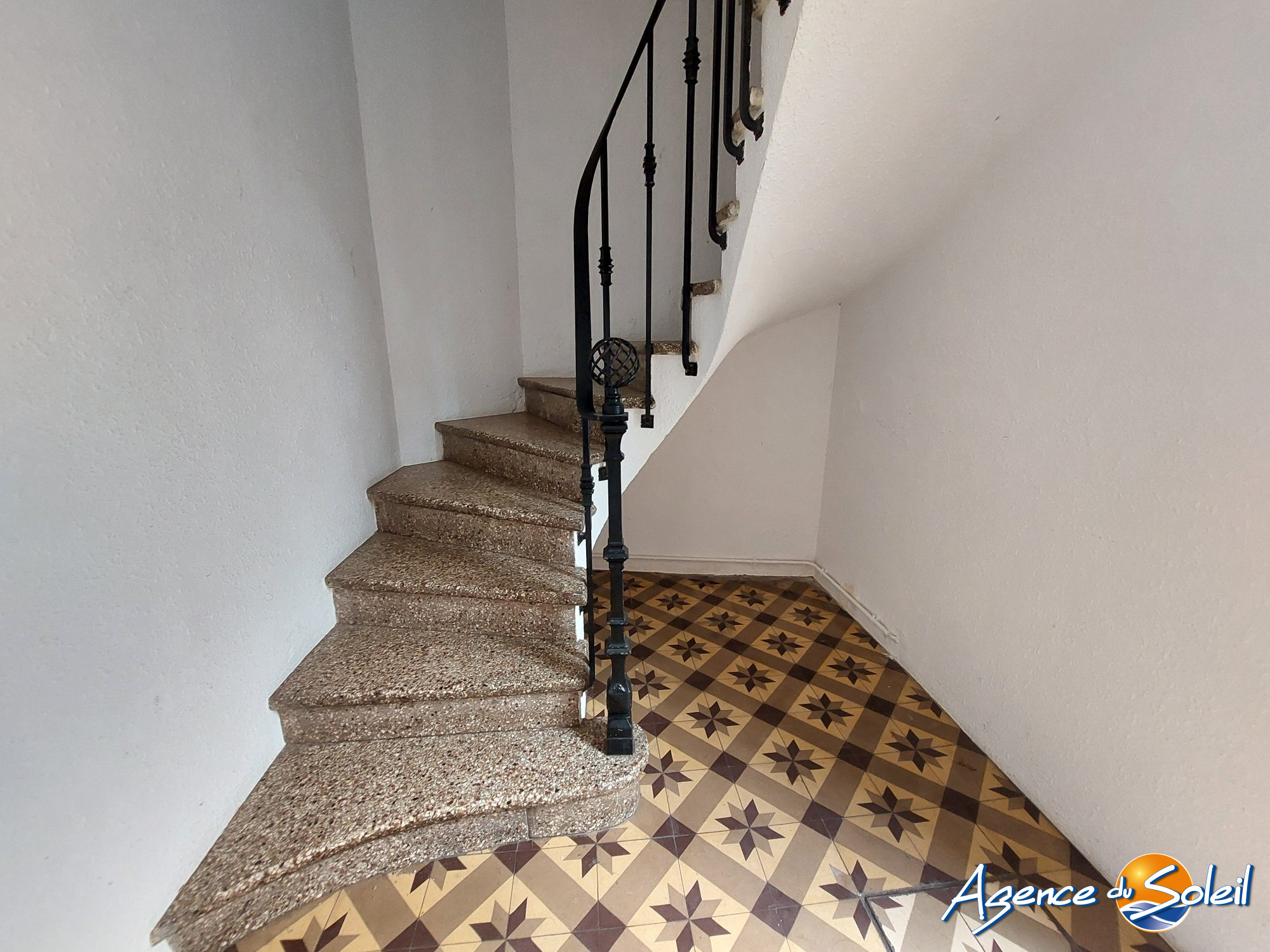 Chambre - Immeuble Lézignan-Corbières (Réf. 26-10714-AGENCEDUSOLEIL)