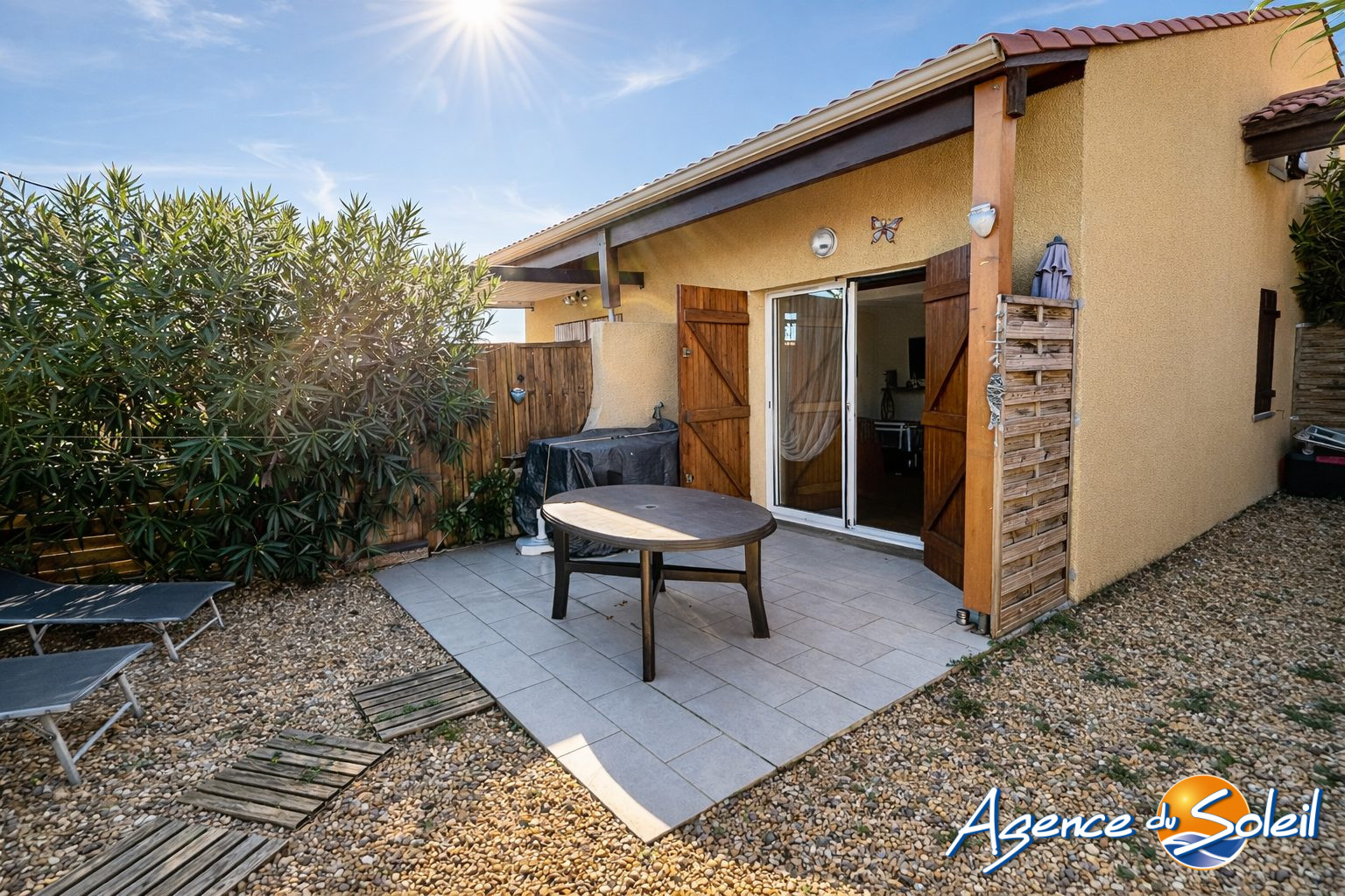 Photo de Beau Pavillon Mezzanine avec grand jardin